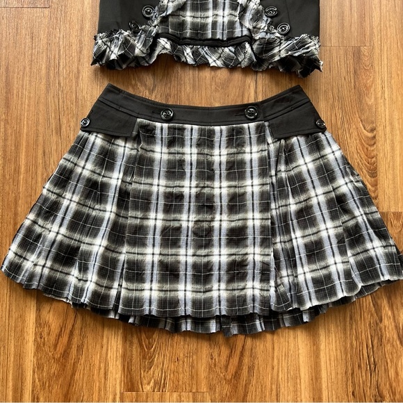 Y2k Bebe Black and White Plaid Cropped Vest Skirt Matching Set - Picture 8 of 10